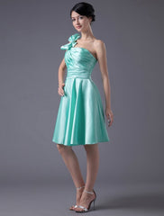 Elegant A-line Satin Bow Strapless Bridesmaid Knee-Length Dress