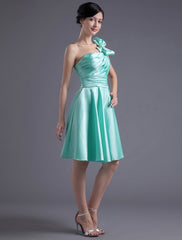 Elegant A-line Satin Bow Strapless Bridesmaid Knee-Length Dress