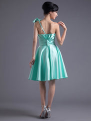 Elegant A-line Satin Bow Strapless Bridesmaid Knee-Length Dress