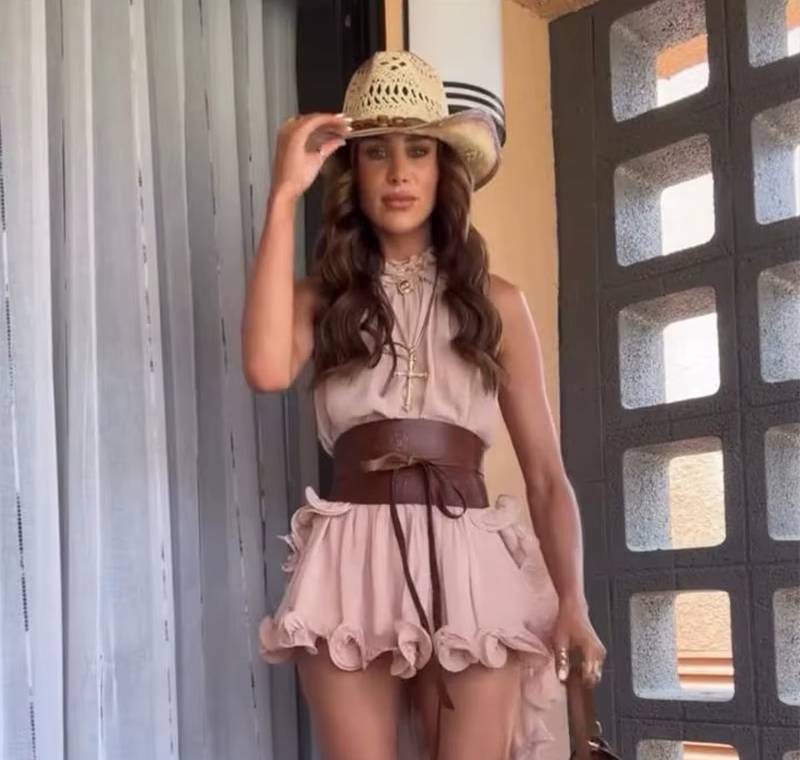 Elegant Ruffle Sleeveless Halter Irregular Ruffles Loose Mini Skirt Set