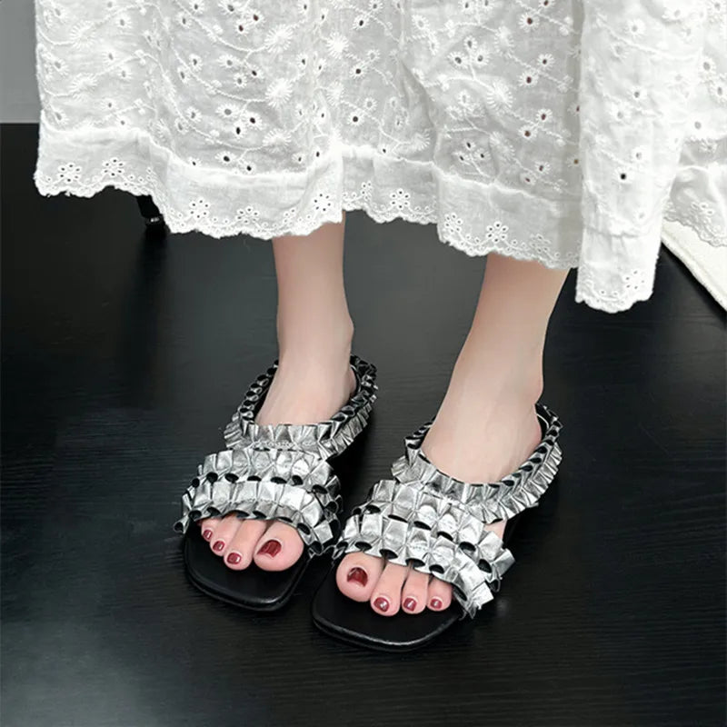 Luxury Designer Slippers Pleated Gold Slide Sandals Flat Sandals for Elegant Silver Beach Shoes