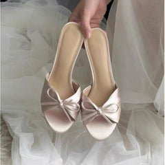 Butterfly-kont Pleated Thin Low Heel