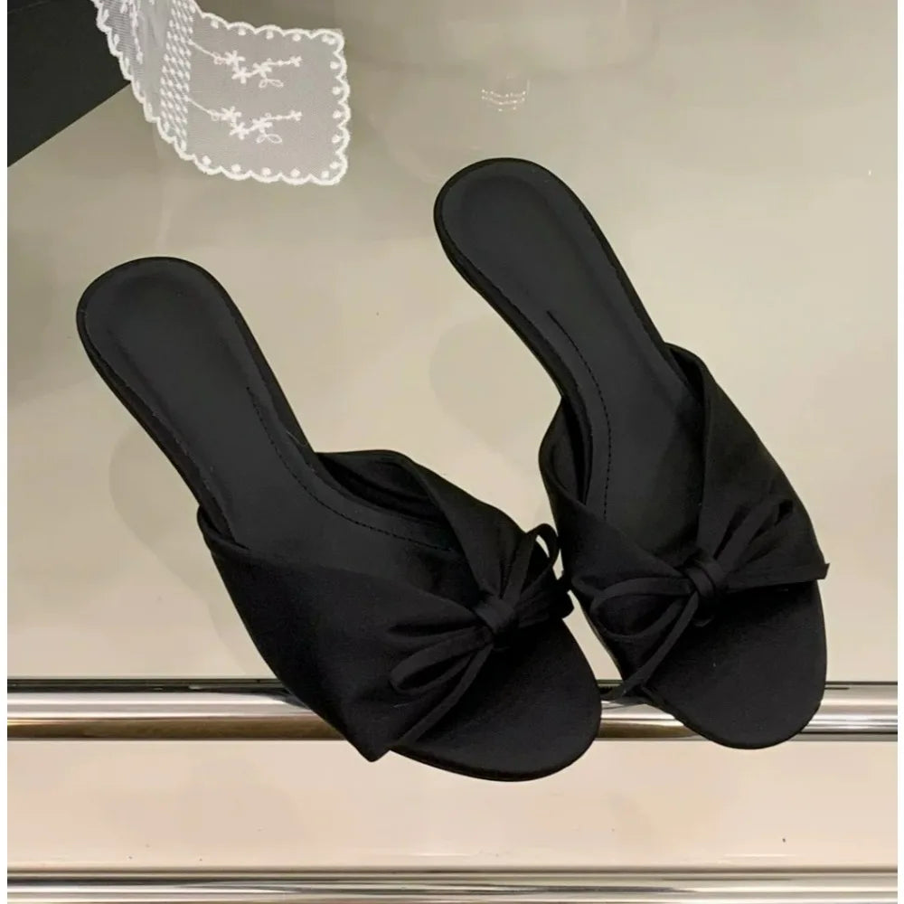 Designer Butterfly-kont Pleated Thin Low Heel