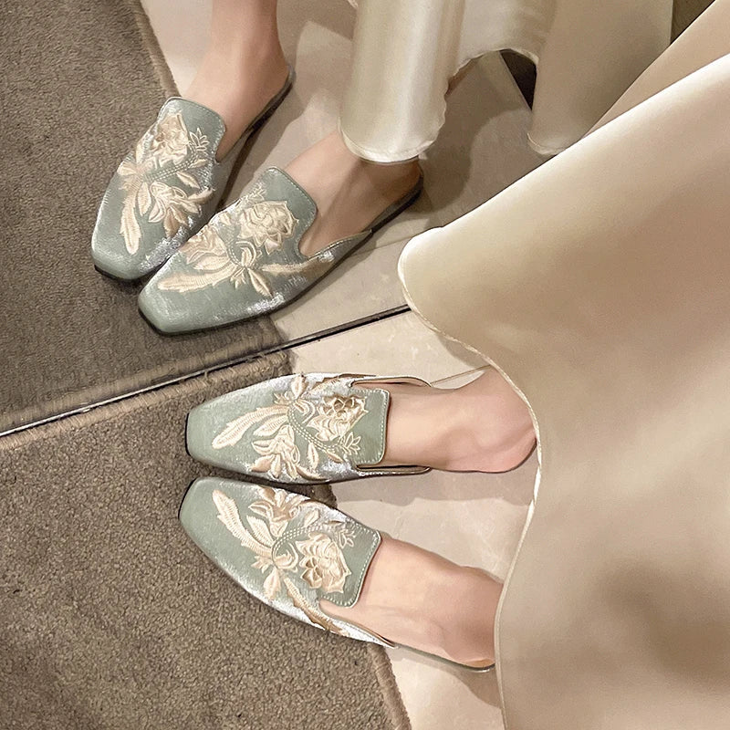 Velour Embroidery Flower Slippers Pointed Toe Flats Mules Elegant Ladies House Pantufa Shoes
