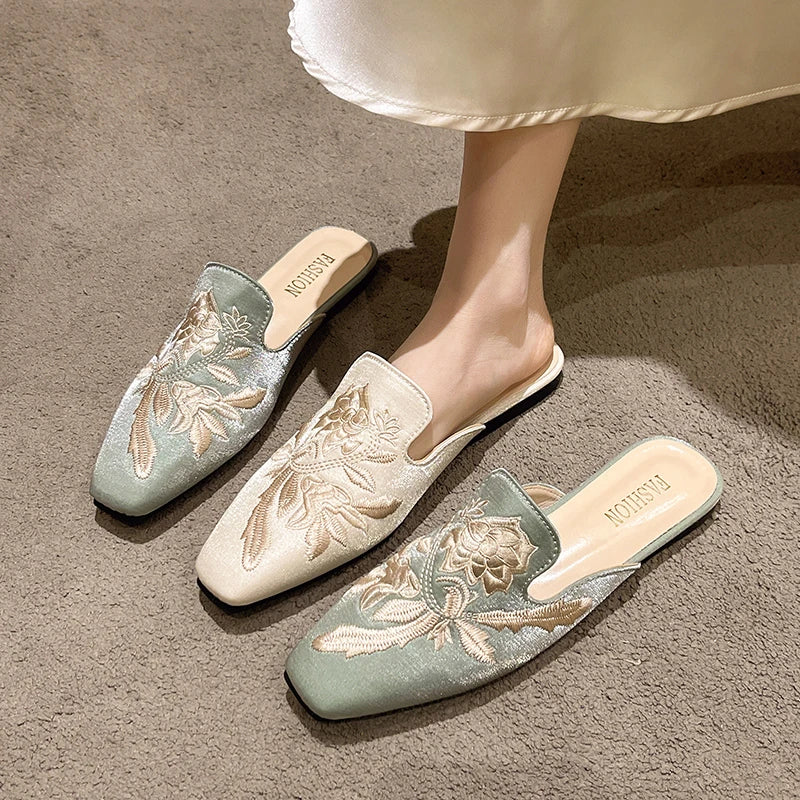 Velour Embroidery Flower Slippers Pointed Toe Flats Mules Elegant Ladies House Pantufa Shoes