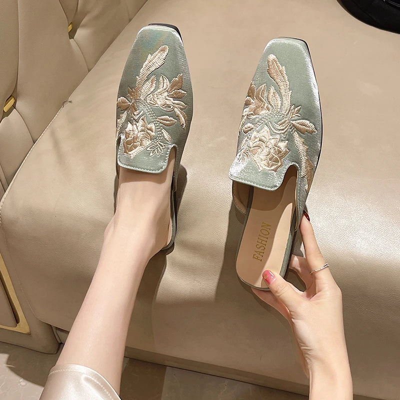 Velour Embroidery Flower Slippers Pointed Toe Flats Mules Elegant Ladies House Pantufa Shoes